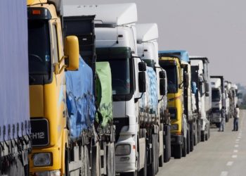 Большегрузные автомобили стоят на границе с Казахстаном — причины
