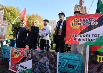 «Аллах Акбар! и стоп геноцид»: в центре Бишкека прошел мирный митинг в защиту Палестины — ФОТО