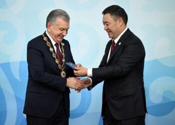 Президент Узбекистана Шавкат Мирзиёев награждён Почётным знаком СНГ