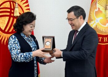 Президент Кыргызстана вручил Послу Китая в КР орден «Достук»