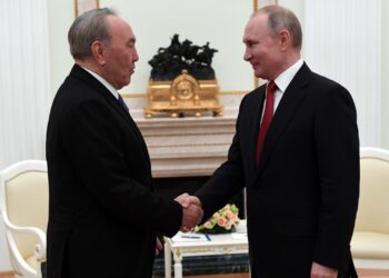 Владимир Путин встретился с первым президентом Казахстана в Москве
