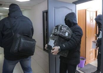 «Сила против слова»: в Кыргызстане силовики нагрянули с обысками к журналистам — ВИДЕО