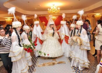 Власти Казахстана намерены обучить молодожён семейной жизни