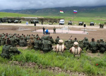 Россия и Таджикистан «уничтожают» террористов на границе с Афганистаном — военные учения в РТ