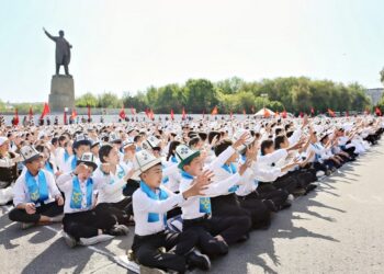 Необычный флешмоб в Оше: 3000 школьников сказывали эпос «Манас» на кыргызском и английском языках