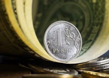 Впервые рубль стал главной внешнеторговой валютой России