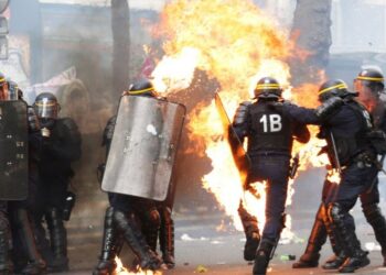Париж охватили беспорядки после первого тура парламентских выборов — ВИДЕО