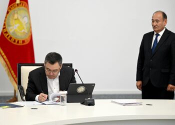 Медработникам Кыргызстана повысят зарплаты на 50%. Кому и на сколько? — указ подписал президент