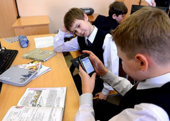 С 1 cентября в российских школах запретят сотовые телефоны