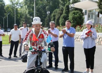 Путь в 2 тыс км: 77-летний кыргызстанец на велосипеде отправился в Астану на Всемирные игры кочевников