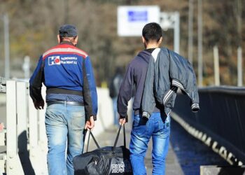Власти Кыргызстана призывают своих граждан вернутся из России на Родину