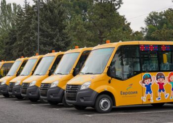Для детей из отдаленных районов: в Бишкек прибыли новые школьные автобусы из России — ВИДЕО