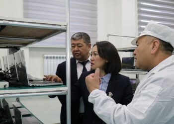 С января учителям Кыргызстана начнут бесплатно выдавать отечественные ноутбуки