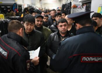 Российские полицейские получат доступ в жильё мигрантов: детали закона