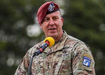 Американский генерал встречается с высшим военным командованием Саудовской Аравии и Йемена