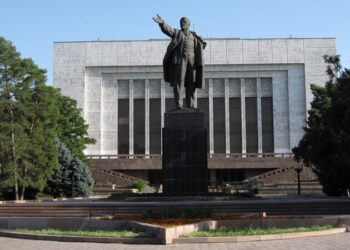 Памятник Ленину в Бишкеке демонтировать не будут — администрация президента КР