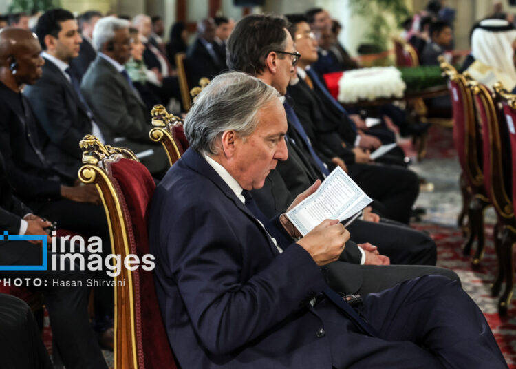 Президент Ирана встретился с дипломатами в преддверии годовщины Исламской Революции — ФОТО