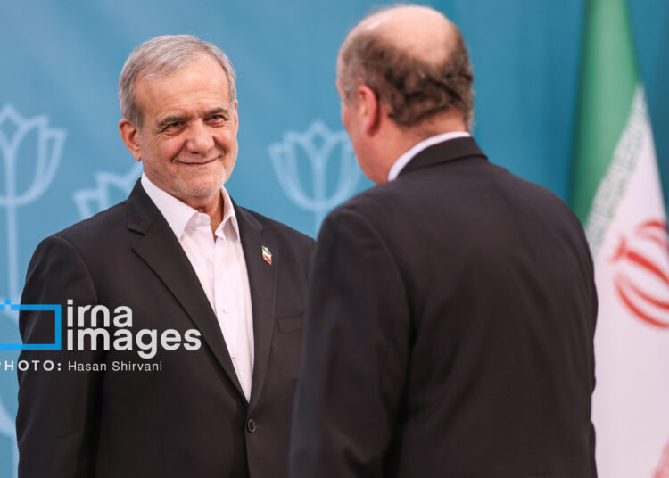 Президент Ирана встретился с дипломатами в преддверии годовщины Исламской Революции — ФОТО