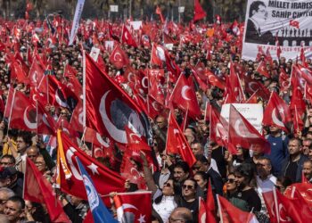 Неделя протестов в Турции: кто помогает главному противнику Эрдогана и чем все это закончится
