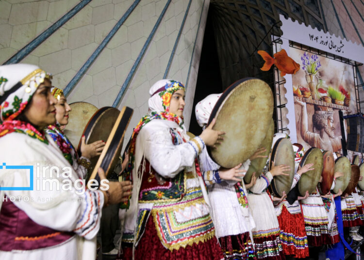 Праздничные огни Новруза зажглись на площади Азади в Тегеране (ФОТО)