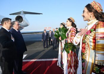 Глава Кыргызстана прибыл в Таджикистан на трехсторонний саммит, Кто и как его встречал — ФОТО