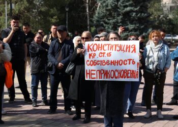 Митинг в центре Бишкека: «Просим наложить вето на Земельный кодекс. Он противоречит Конституции»