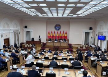 «Народ взбунтуется». Поправки о госязыке вызвали споры среди парламентариев — но их все же приняли в первом чтении