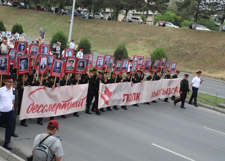 Бессмертный полк в Бишкеке: мы помним, мы гордимся, мы передаём — Фоторепортаж