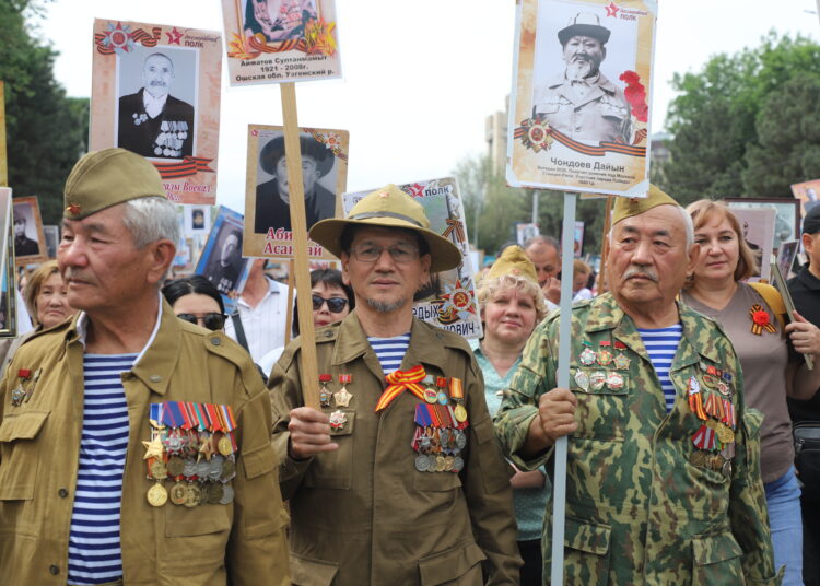 Бессмертный полк в Бишкеке: мы помним, мы гордимся, мы передаём — Фоторепортаж