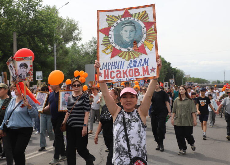 Бессмертный полк в Бишкеке: мы помним, мы гордимся, мы передаём — Фоторепортаж