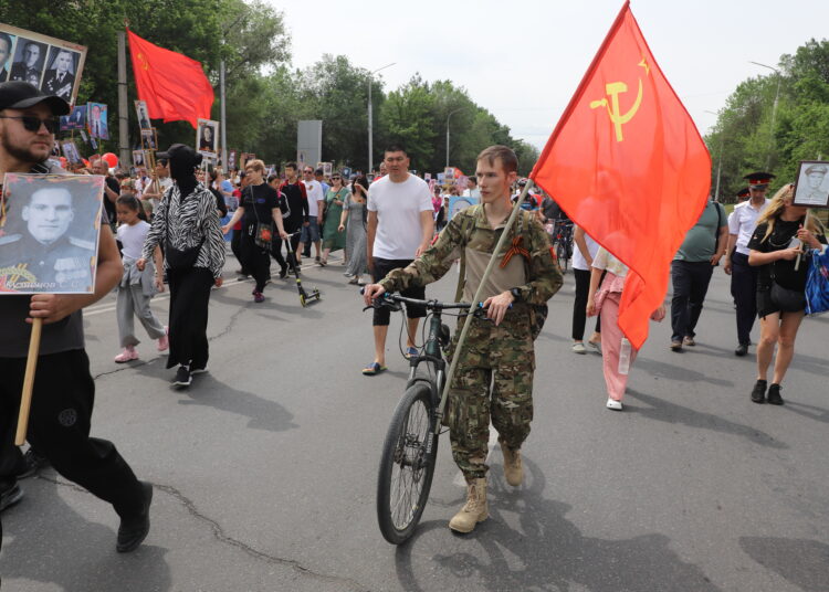 Бессмертный полк в Бишкеке: мы помним, мы гордимся, мы передаём — Фоторепортаж