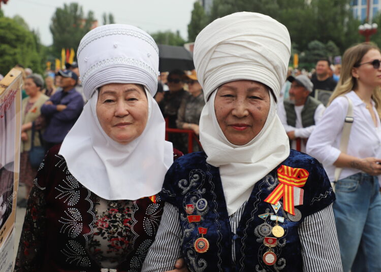 Бессмертный полк в Бишкеке: мы помним, мы гордимся, мы передаём — Фоторепортаж