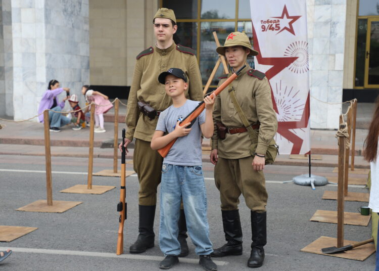 Бессмертный полк в Бишкеке: мы помним, мы гордимся, мы передаём — Фоторепортаж