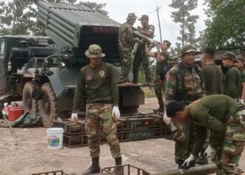«Грады» и эвакуация: Камбоджа и Таиланд продолжают бои