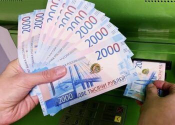 В Госдуме хотят ограничить валютные переводы трудовых мигрантов