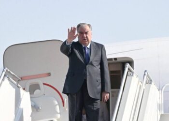Рахмон отправился в Туркменистан с рабочим визитом: в повестке — региональное сотрудничество и транспорт