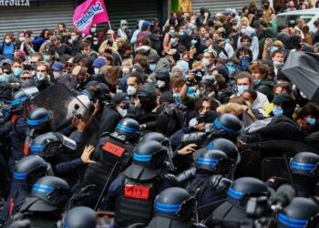 «Блокируем всё»: протесты во Франции на фоне смены премьера и объявленных секвестров