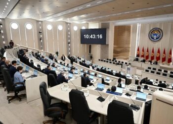 Кыргызская демократия проходит испытание: парламент страны одобрил добровольный самороспуск