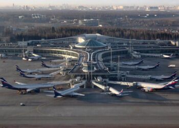 В России более десятка аэропортов приостановили работу