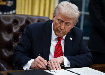 Трамп смягчает курс по Гренландии: от тарифного давления к переговорам