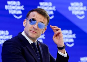 Саммит в Давосе: Макрона назвали кретином из-за солнцезащитных очков