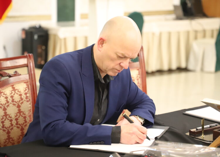 Траур в Иране: в Бишкеке открыта книга соболезнований в связи с гибелью Верховного лидера — ФОТО