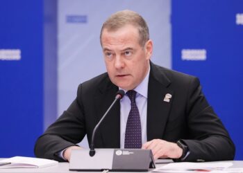 Медведев о перемирии США и Ирана: «Здравый смысл пока победил, но шахматы продолжаются»