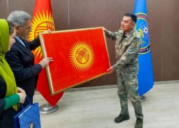 Символ дружбы: посол Ирана подарил ковер ручной работы с изображением флага Кыргызстана за гумпомощь народу Ирана