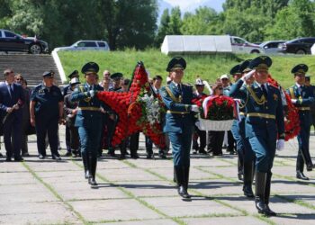 Памятник Панфилову: в Кыргызстане отреставрировали известный монумент советскому генералу — ФОТО