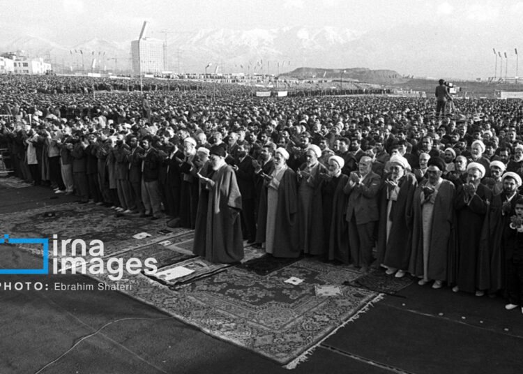 В Иране опубликована фотохроника первых лет руководства Али Хаменеи