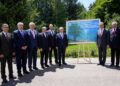 Главы МИД стран ШОС совместно завершили картину в Чолпон-Ате