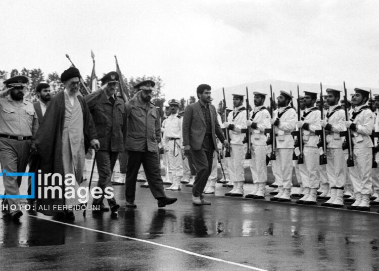 В Иране опубликована фотохроника первых лет руководства Али Хаменеи
