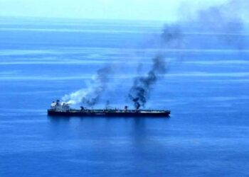 У берегов Омана загорелся нефтяной танкер после попадания неизвестного снаряда