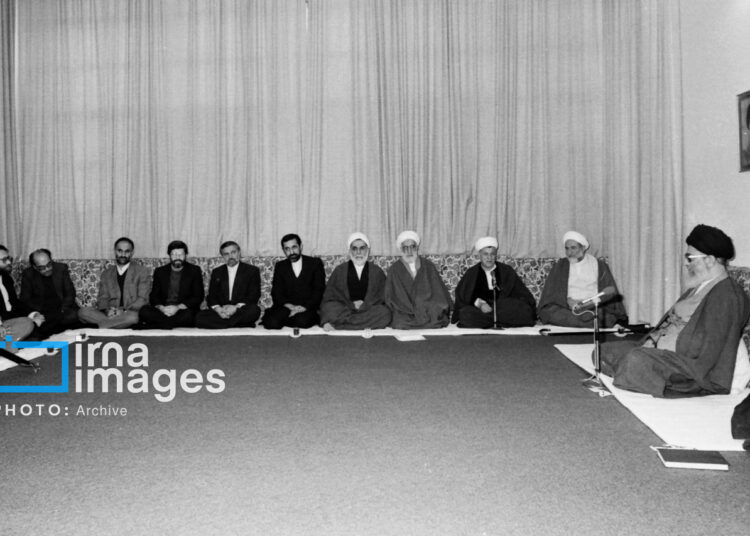 В Иране опубликована фотохроника первых лет руководства Али Хаменеи